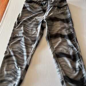 Skechers Gray & Black Patterned Capri Leggings